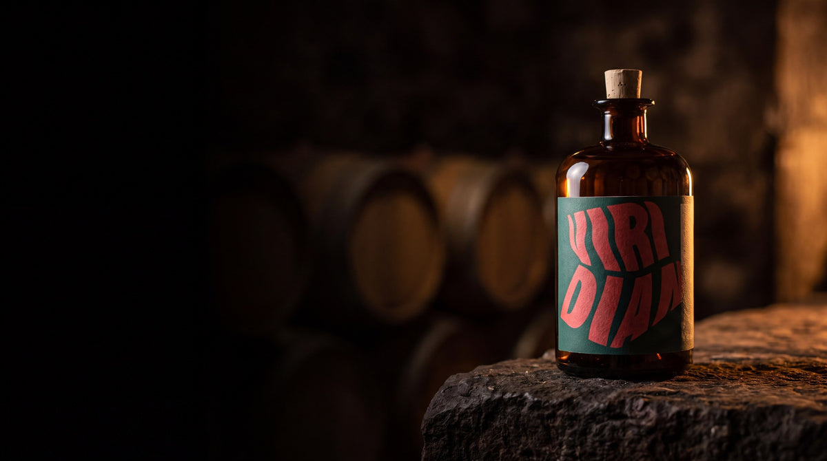 La bottiglia di Viridian su una pietra, davanti alle botti di una distilleria